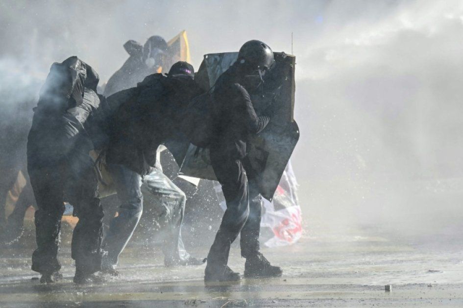 Chaleur, slogans et tensions à Genève avant le G7 d'Évian