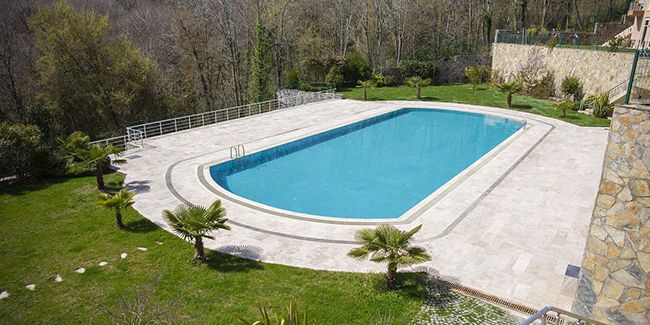 Comment prendre soin de sa piscine avant les vacances sans souci