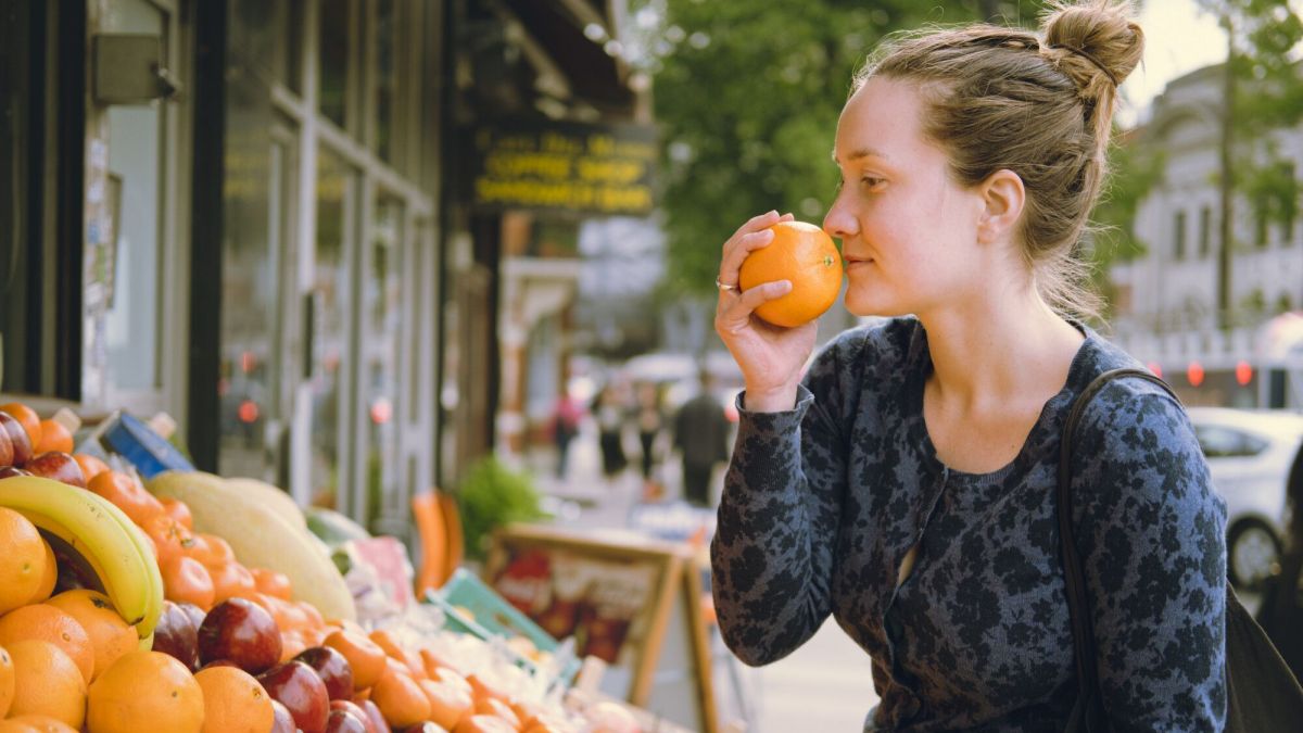 Peut-on toucher les fruits au marché ? Démêlons le vrai du faux