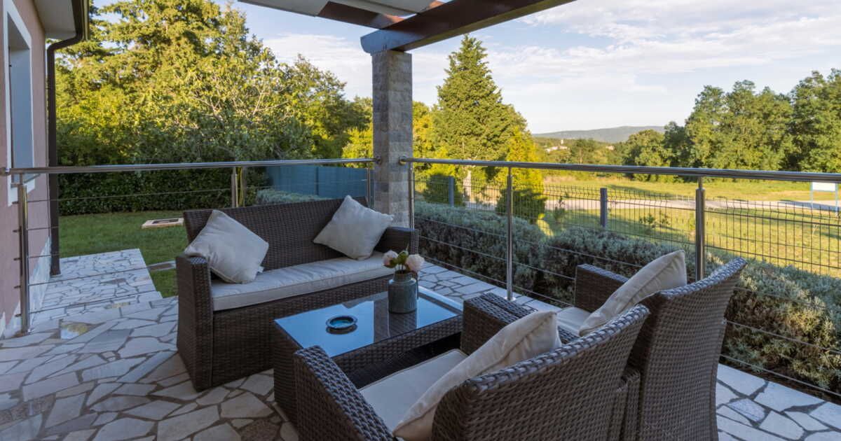 Comment protéger votre salon de jardin pendant l’hiver