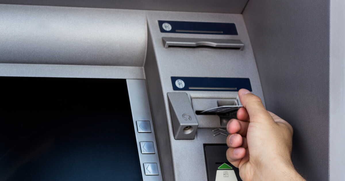 Ma carte bancaire avalée par le distributeur : que faire pour la récupérer ?