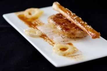 Foie gras laqué miel et soja, copeaux de daikon, crackers de sésame et tempura d'oignons