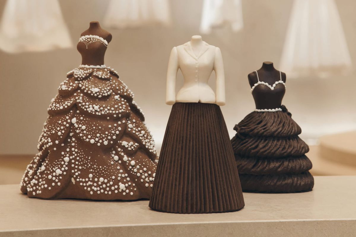 la haute couture s'invite en pâtisserie avec des robes en chocolat chez dior