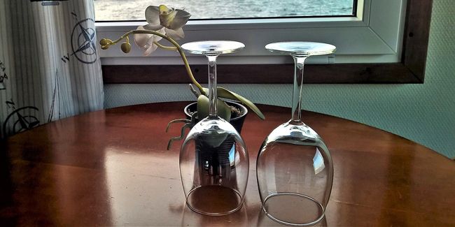 Comment enlever les taches d'eau sur un meuble en bois ?