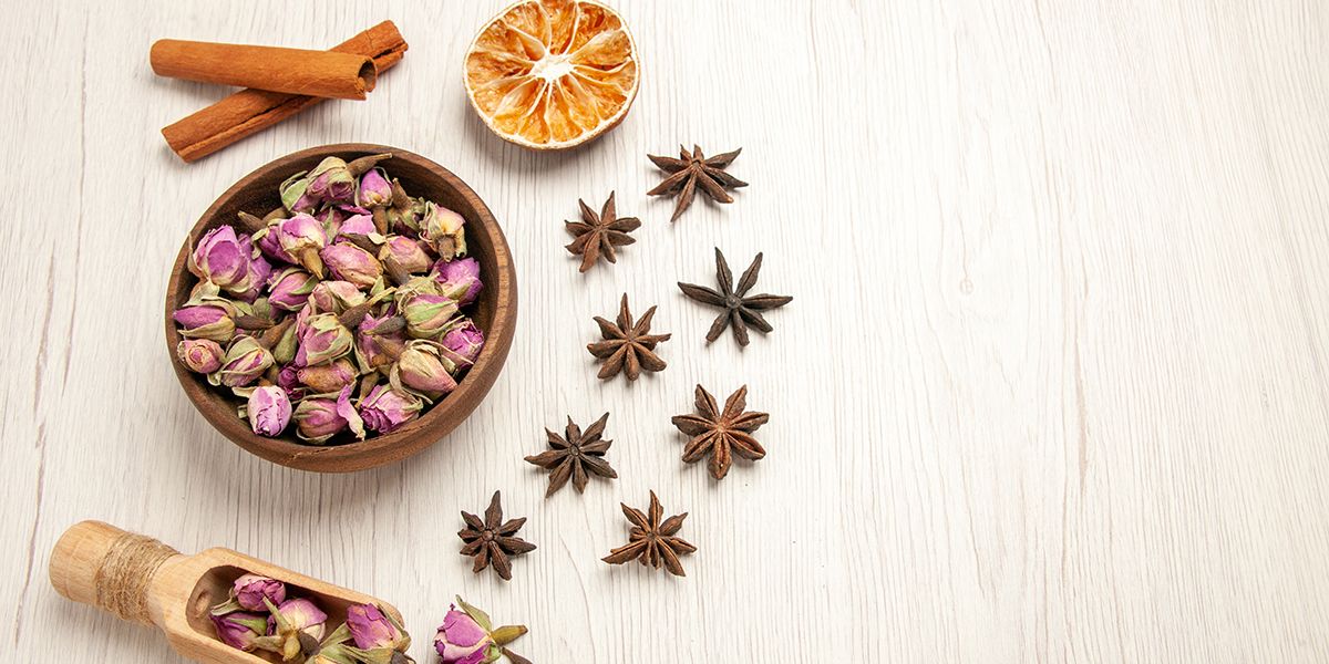 Découvrez 10 recettes de pots-pourris faits maison pour un intérieur parfumé