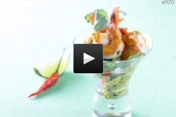 Verrine de gambas à l'ail, guacamole et mayonnaise fumée au paprika