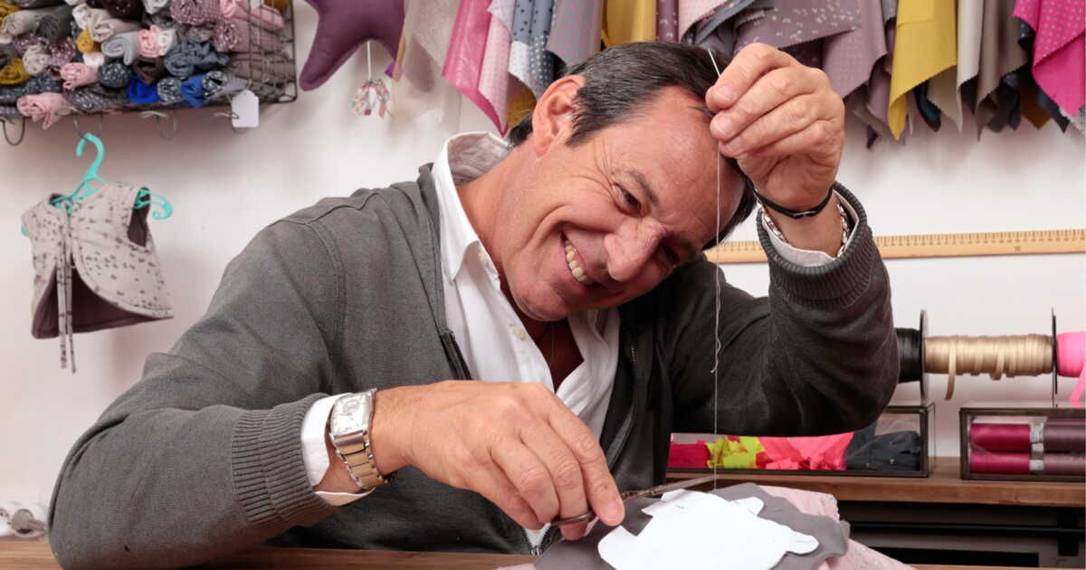 Jean-Luc Reichmann dévoile ses talents de couturier avec un doudou