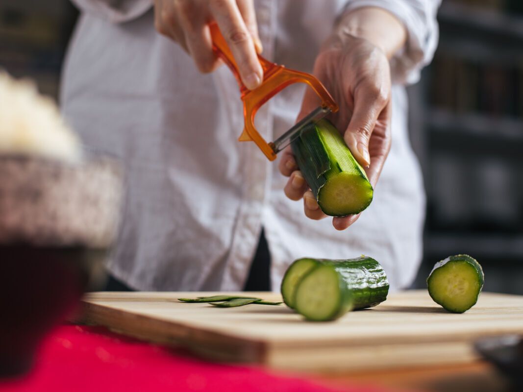 L'oubli dangereux en cuisine : les concombres et courgettes sous le microscope