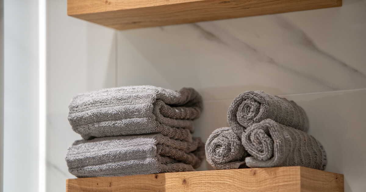 Des astuces pour plier vos serviettes de bain et optimiser votre espace