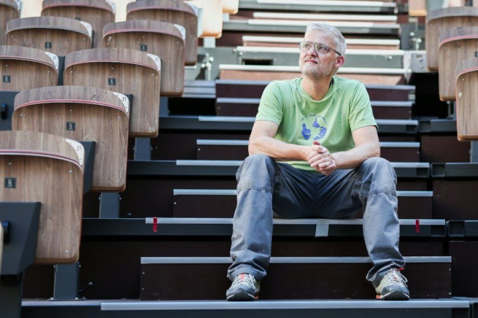 Dans les coulisses d'Avignon : Jérôme Delporte, l'architecte des rêves scéniques