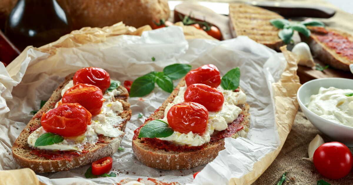 Un toast estival aux tomates cerises et burrata pour des repas express