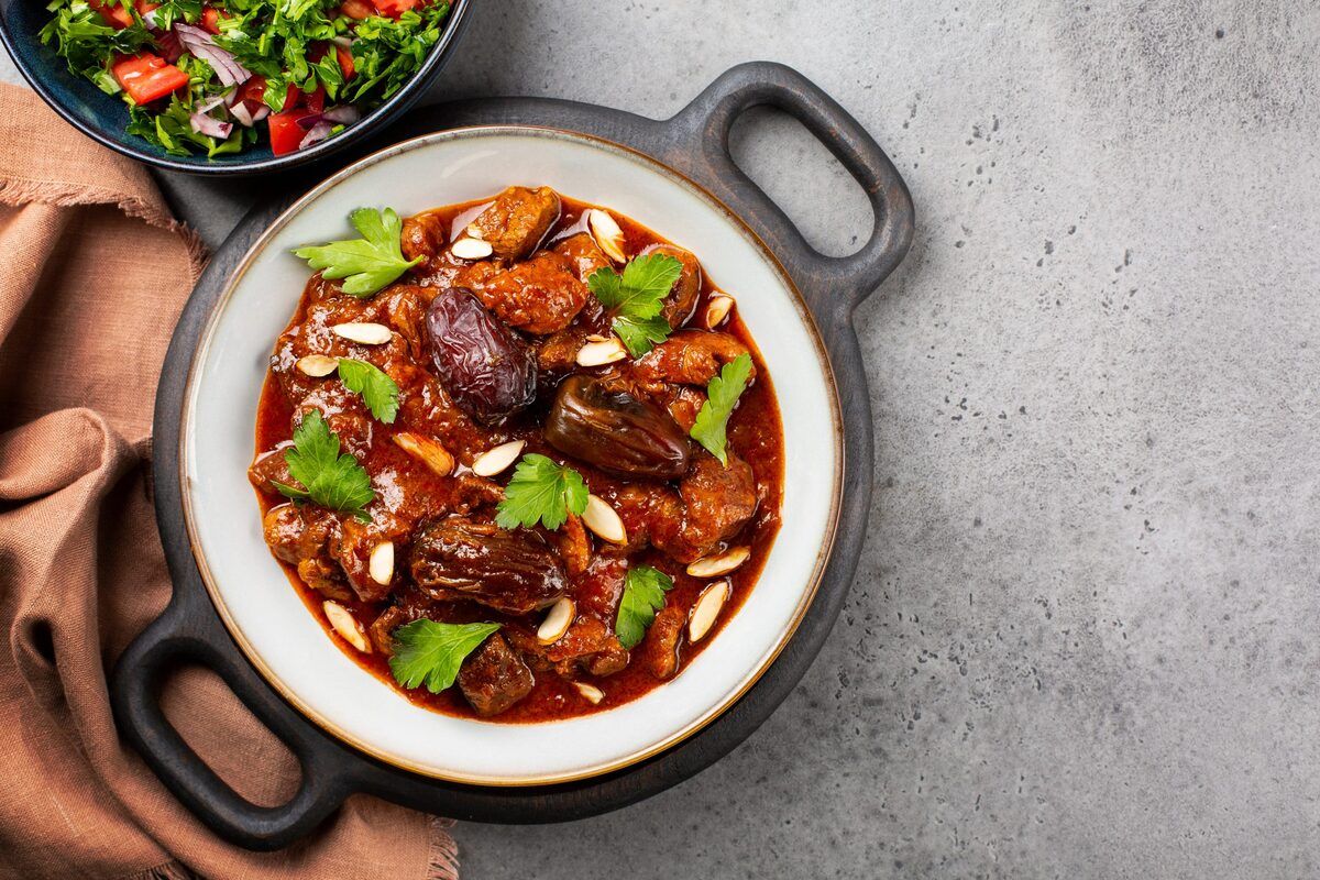 Recette de tajine d’agneau aux épices, amandes et dattes au four