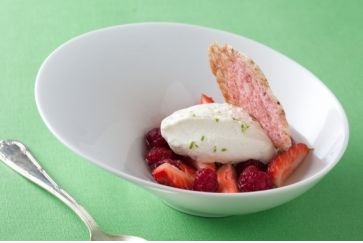 Nage de fraises et framboises au thé jasmin, mousse de fromage blanc et tuile à la grenade
