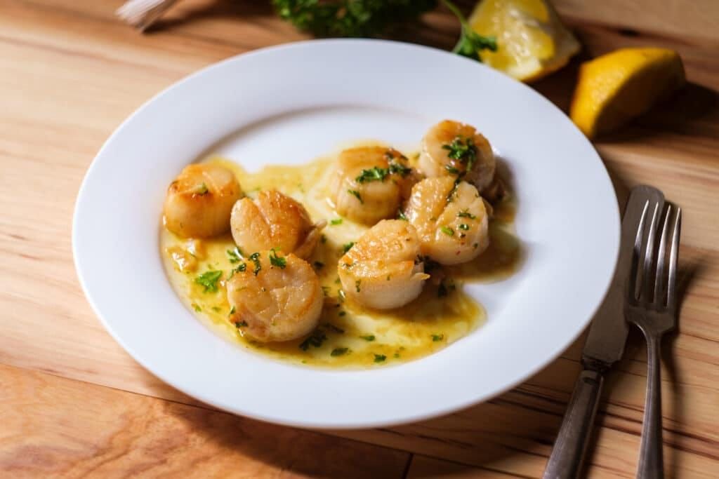 Découvrez la méthode secrète des chefs pour décongeler vos Saint-Jacques sans les abîmer
