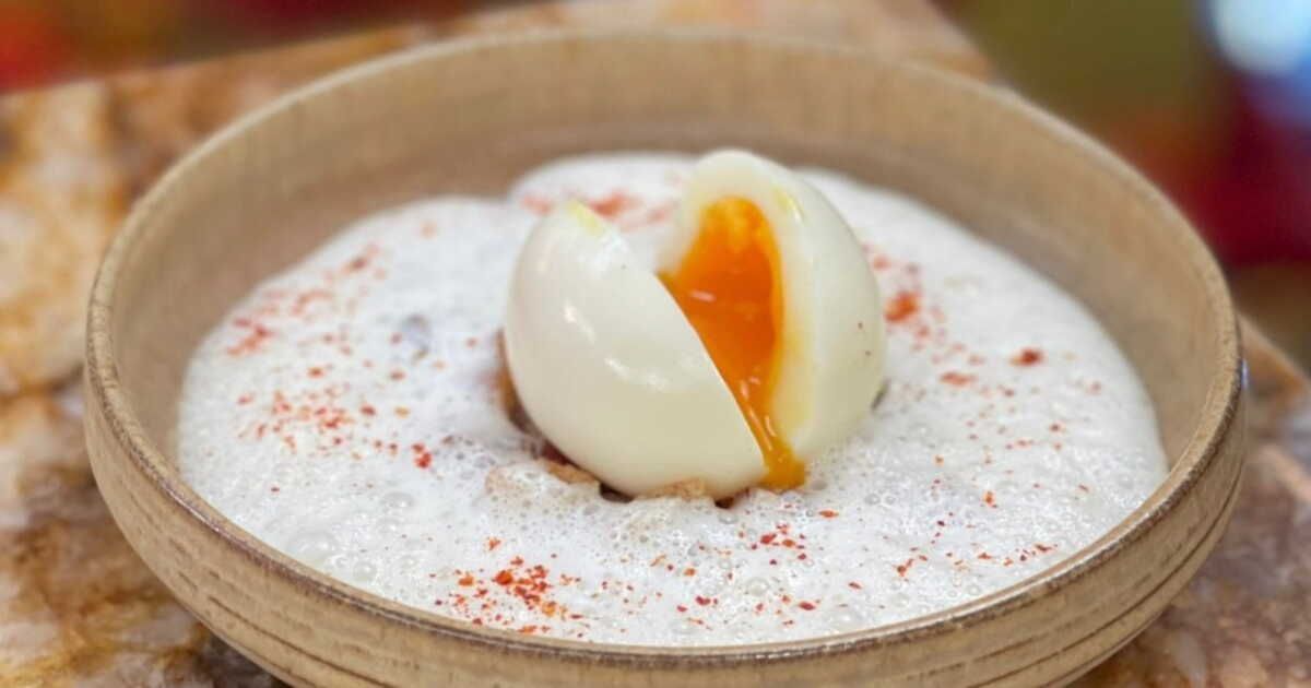 Cyril Lignac propose une recette d'œuf moelleux à la crème carbonara