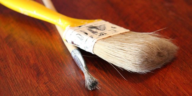 Offrez une nouvelle vie à vos meubles vernis : guide pratique et astuces indispensables