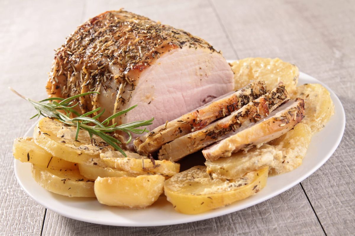 Pour un rôti de porc tendre : le geste incontournable à faire la veille